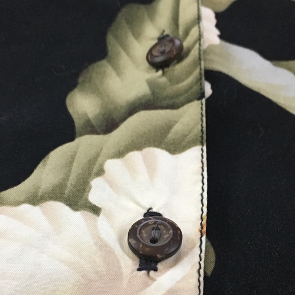 SOLD ❌ Iolani | Hawaiian Black Floral Blouse - Picture 5 of 5